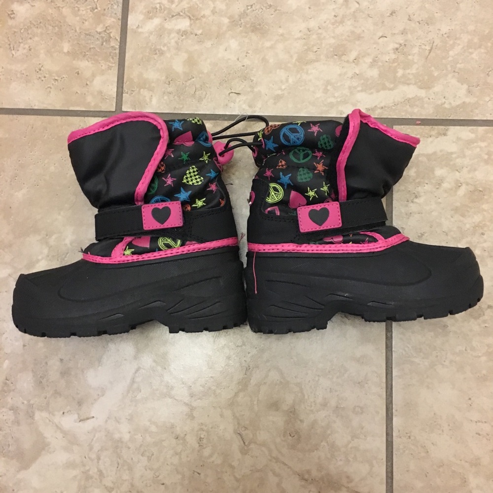 Never used girls snow boots. Super cute!